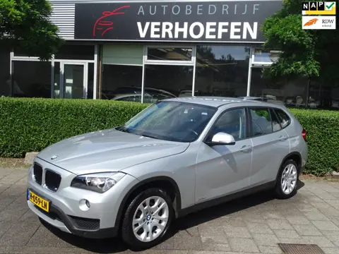 BMW X1 SDrive18i - AUTOMAAT - NAVIGATIE - TREKHAAK - LEDER - CRUISE / CLIMATE - MEMORY SEATS - PDC V