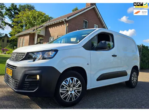 Peugeot Partner 1.2i 110pk Benzine met Airco, Cruise, Navi !