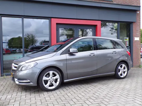 Mercedes-Benz B-Klasse 180 Prestige Automaat Zwarte hemel Panoramadak Trekhaak Xenon PDC