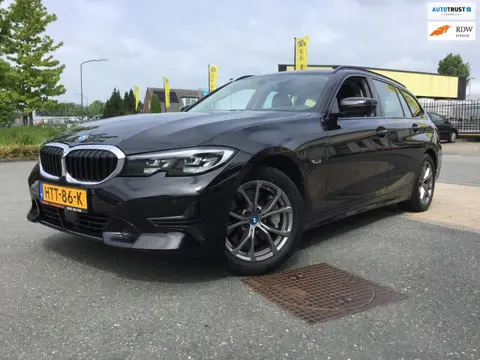 BMW 3-serie Touring 330e Business Edition Plus I 293PK I Camera I Trekhaak I Ambiente I Full Led I S
