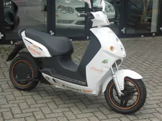 E-Max Snorscooter 110S Staat in De Krim (bj 2018)