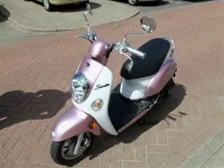Kymco sento roze met helm en slot