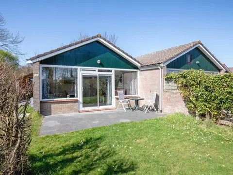 Geschakelde bungalow gelegen op bungalowpark Slufterhoek