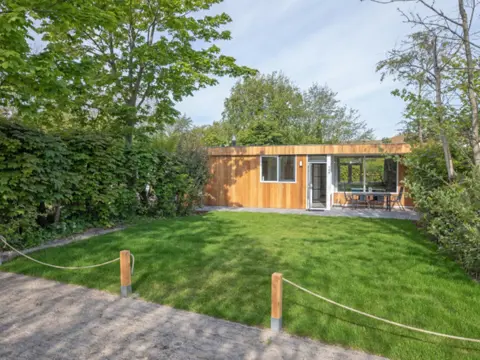 Vakantiehuis met zonnig terras vlakbij De Slufter