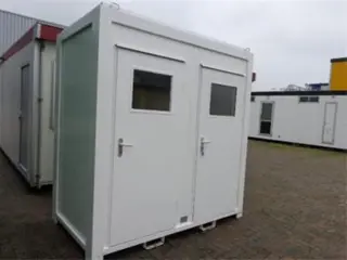 1x urinoir en een toilet