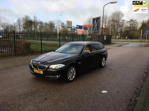 BMW 5-serie Touring 525d High Executive. Motor tikt