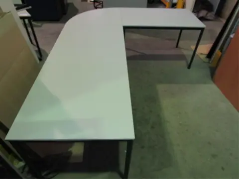 1x Hoekbureau 260x80x200x80cm.