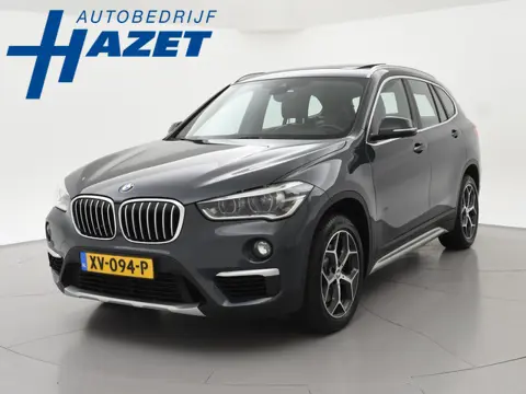 BMW X1 sDrive20i 192 PK AUT. + TREKHAAK | PANORAMA | SPORTSTOELEN LEDER | HEAD-UP | CAMERA | STOELVE