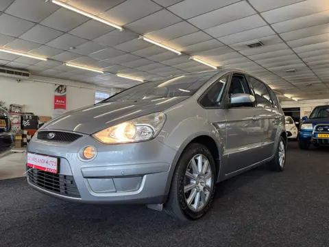 Ford S-Max 2.0-16V. 7-pers, trekhaak, cruise/climate, navi en dealer onderhouden!