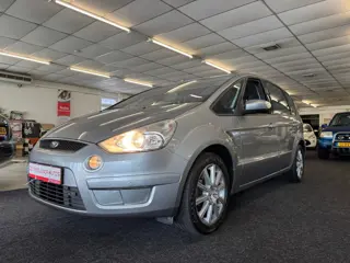 Ford S-Max 2.0-16V. 7-pers, trekhaak, cruise/climate, navi en dealer onderhouden!