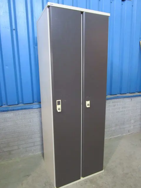 1x Garderobekast 2 deurs