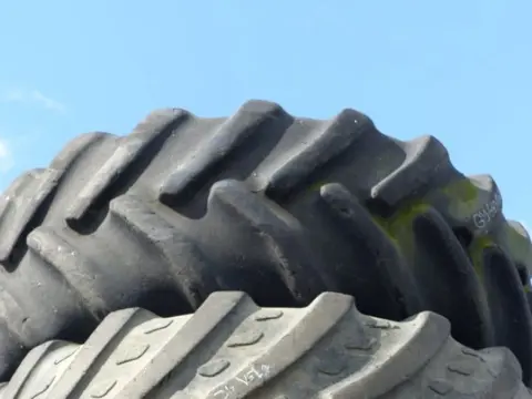 R28 Goodyear 600/65R28
