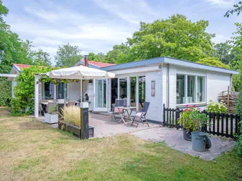 Vrijstaande bungalow op kleinschalig familiepark bij Oosterend