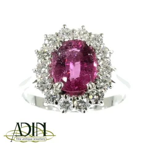 Estate trouwring omringd door diamantjes.