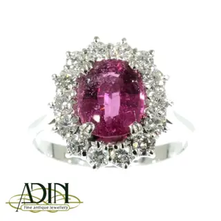 Estate trouwring omringd door diamantjes.