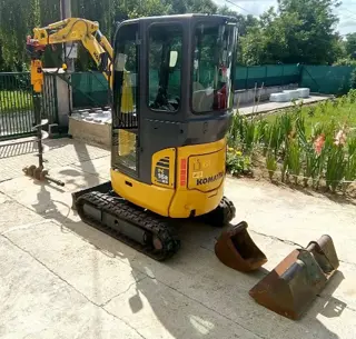 Komatsu PC 16 R HS met aanhanger