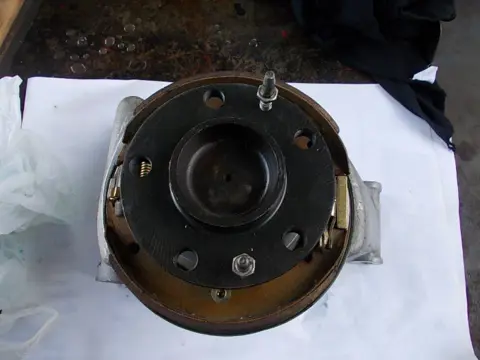 Rear wheel hubs for Ferrari 400