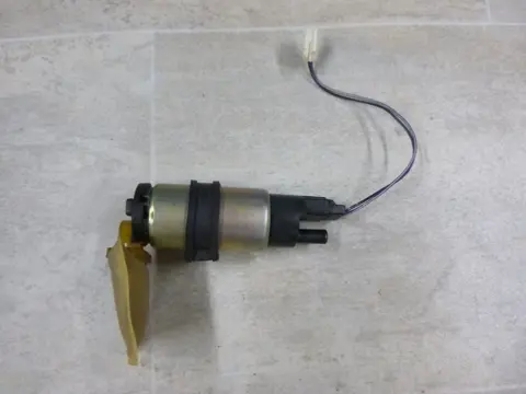 BRANDSTOFPOMP Triumph Sprint ST 955 1999 - 2005