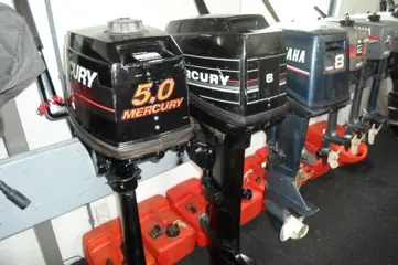 Vele tweetaktmotoren bij Zeilstrawatersport in ter Aar.