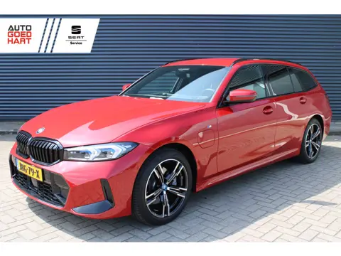 BMW 3 Serie Touring 330e M-Sport Melbourne-Red Metallic Adaptive-Led Head-Up Harman-Kardon 360-Carme