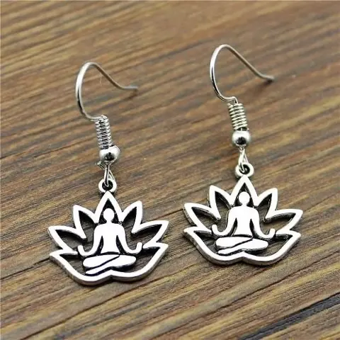 Boeddha in Lotusbloem, zilverkleurige oorbellen