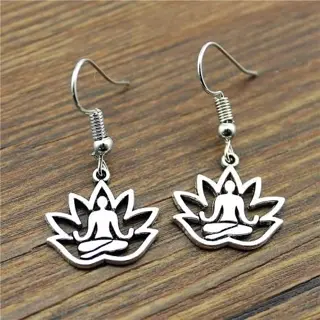 Boeddha in Lotusbloem, zilverkleurige oorbellen