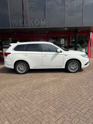 MITSUBISHI OUTLANDER 2.4 PHEV PURE