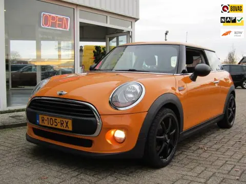 Mini Mini 1.2 One Business betreft een van binnen en buiten mooie en technisch goede Mini rondom 17"