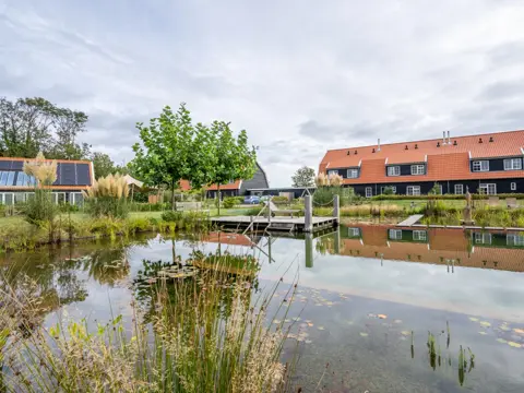 Luxe villa met 12 hotelkamers landelijk gelegen aan de rand van Den Burg