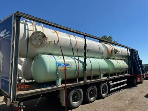FULL TRAILER LOADED WITH LPG TANKS (bj 2007)