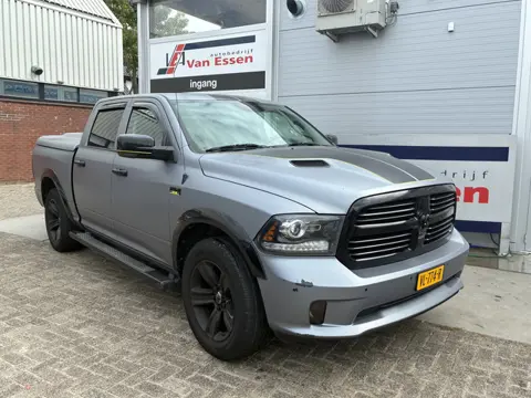 Dodge Ram 1500 5.7 V8 4x4 Crew Cab 5'7 Sport Grijze wrap, lage bijtelling, Apple carplay. Kicker sou