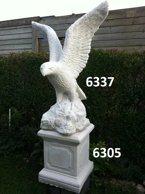 Adelaar met zuil groot.