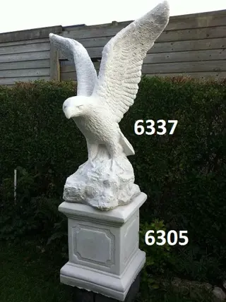 Adelaar met zuil groot.