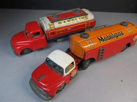Yonezawa/ Marusan - Two gasoline trucks Mobilgas/Shell -