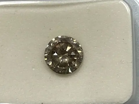 1 pcs Diamant - 0.71 ct - Rond - No reserve price , light