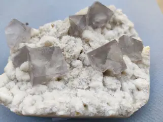 Fluoriet Kristallen op matrix - 33×90×105 mm - 377 g - (1)