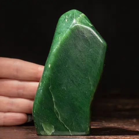 Nefriet jade vrije vorm steen - 112×65×60 mm - 621 g