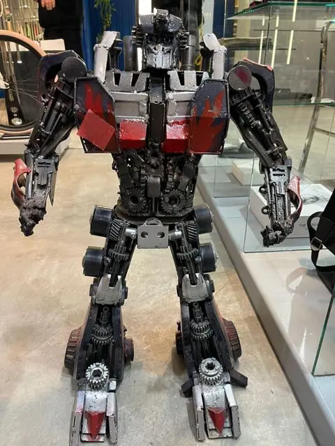 La Maison de L'elephant - Robot van 75 cm lang - 2000-heden