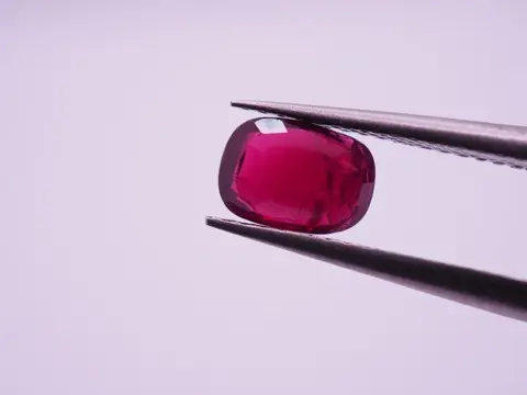 Rood, Levendig/Intens Birma Robijn - 1.03 ct