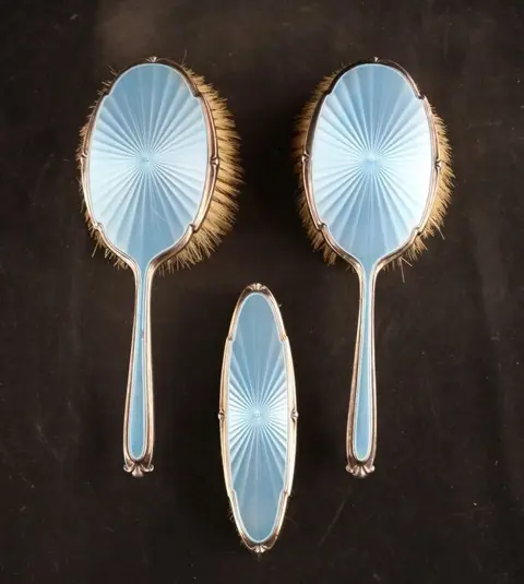 Drie antieke geëmailleerde zilveren borstels