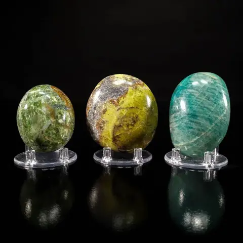 Trio van decoratieve mineralen gemonteerd op persoonlijke