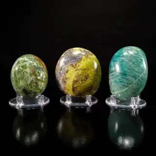 Trio van decoratieve mineralen gemonteerd op persoonlijke