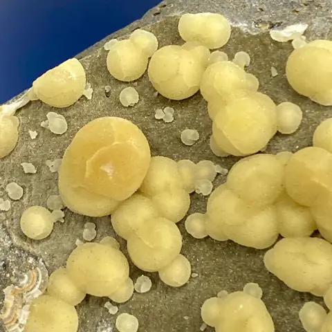 "Blob" bolvormig calciet op basaltmatrix - 5×4×2 cm - 70 g