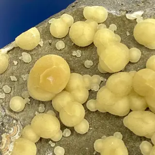 "Blob" bolvormig calciet op basaltmatrix - 5×4×2 cm - 70 g
