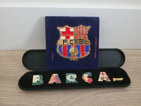 Officieel F.C.Barcelona-schild badend in 24 K goud +