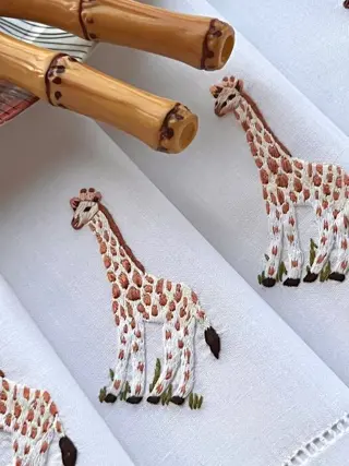 Set van zes servetten, puur linnen, met de hand geborduurd.