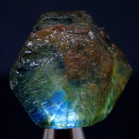 Prachtig, zeer donkerblauw saffierkristal Onbehandeld /