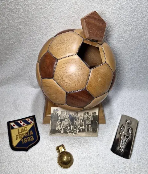 Wereldkampioenschap Voetbal - Vintage wooden football on
