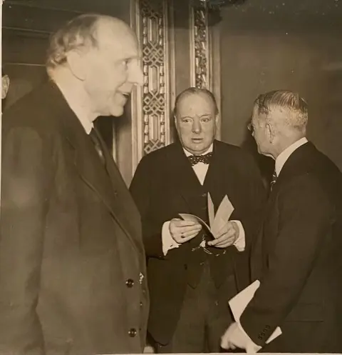 Fotopersbureau Holland - Winston Churchill speaks on