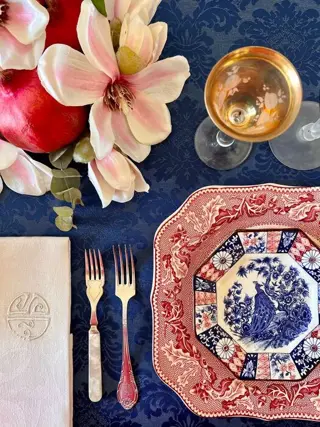 Brokaat tafelkleed, klassieke print, intense kleur. Grote